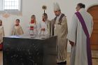 Weihbischof Renz besprengt den Altar mit Weihwasser