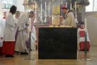 Die erste Eucharistiefeier auf dem neugeweihten Altar.