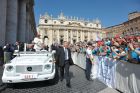 Endlich war es so weit: Der Papst fuhr im Papamobil durch die Reihen.