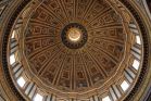 Und nun der Blick vom Petersdom hinauf zur Kuppel des Michelangelo.
