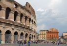 Das Kolosseum ist das Wahrzeichen Roms.
